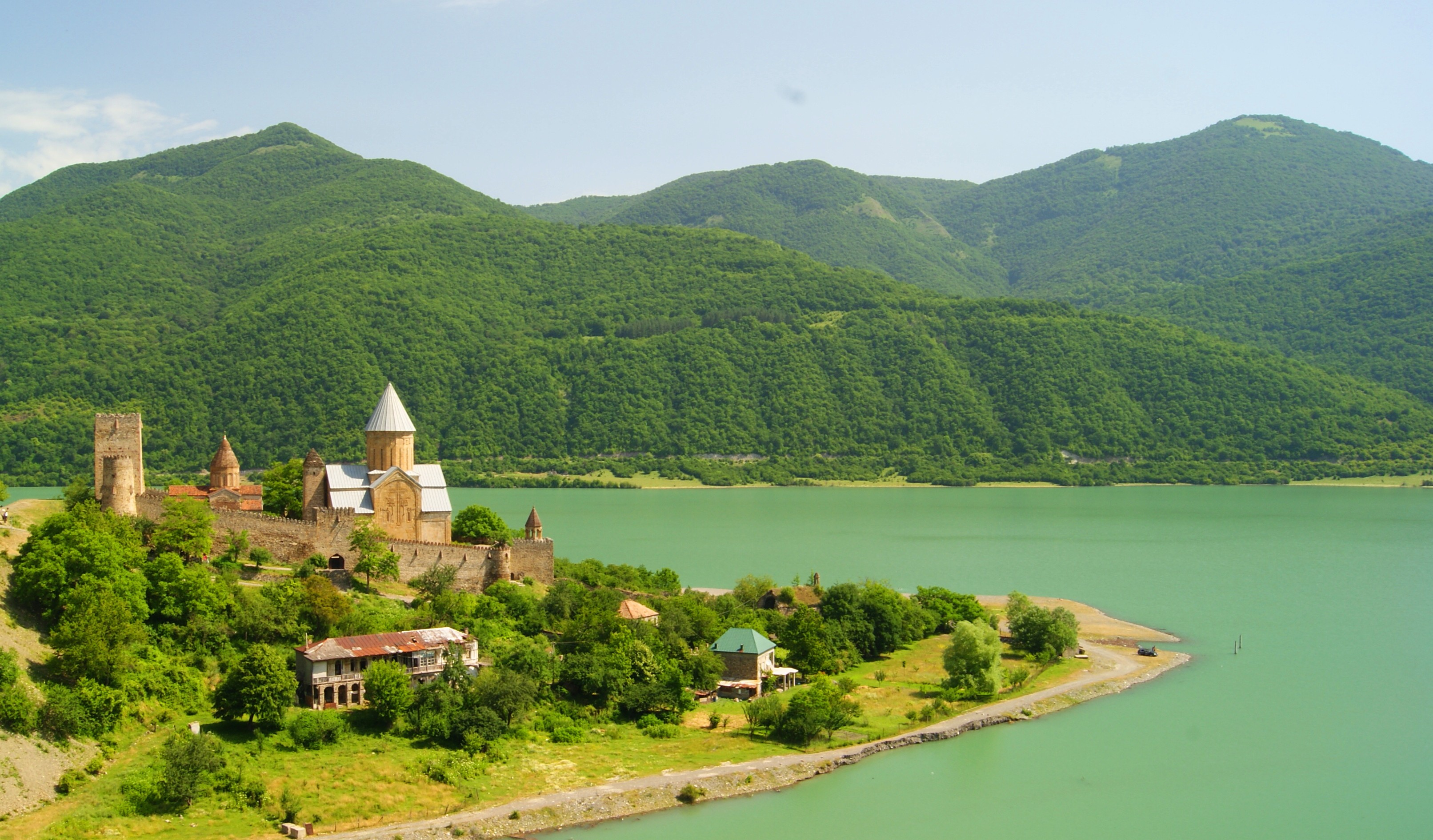 Виды грузи. Ананури Грузия. Озеро Ананури Грузия. Кутаиси Грузия море. Грузия Тбилиси природа.