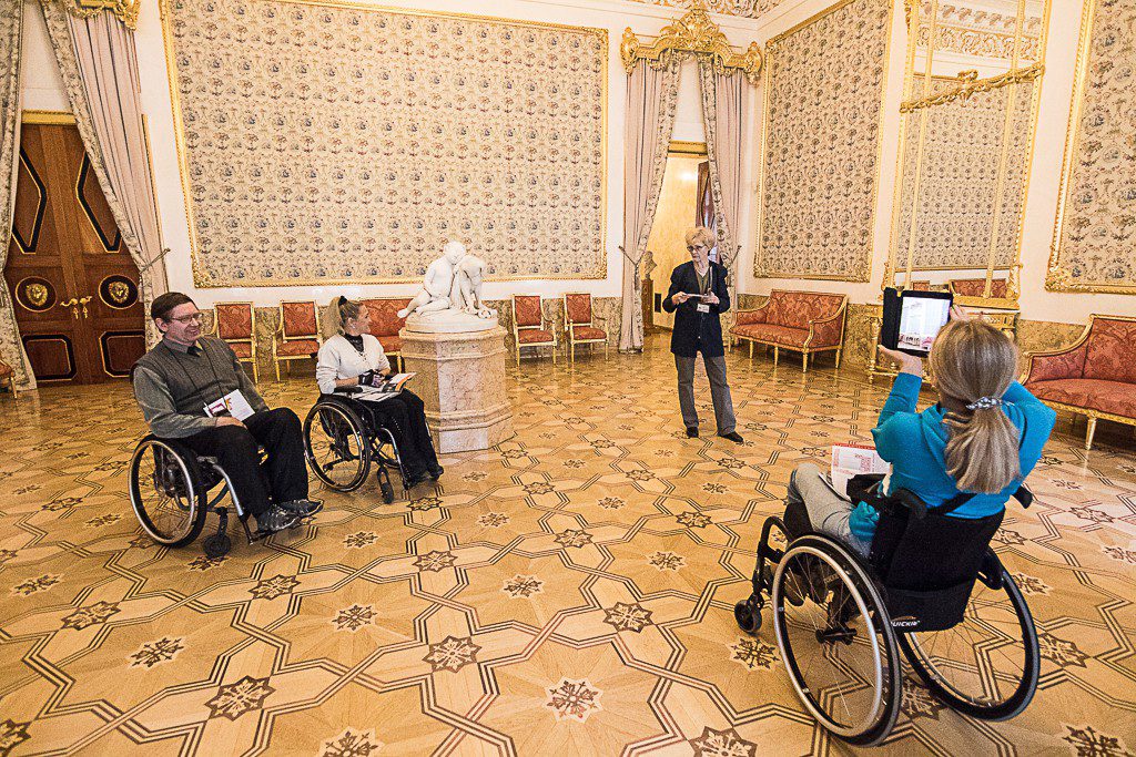 Дом инвалидов в краснодаре oldness ru. Инвалиды в музее. Эрмитаж для инвалидов. Дом инвалидов. Музеи для людей с ограниченными возможностями.